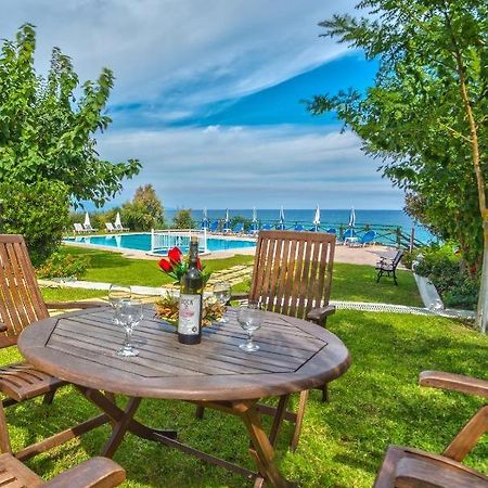 Loukas Apartments On The Waves Трагаки Екстериор снимка