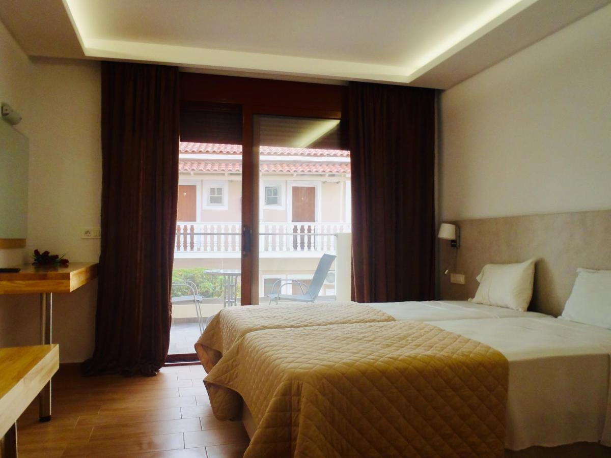 Loukas Apartments On The Waves Трагаки Екстериор снимка