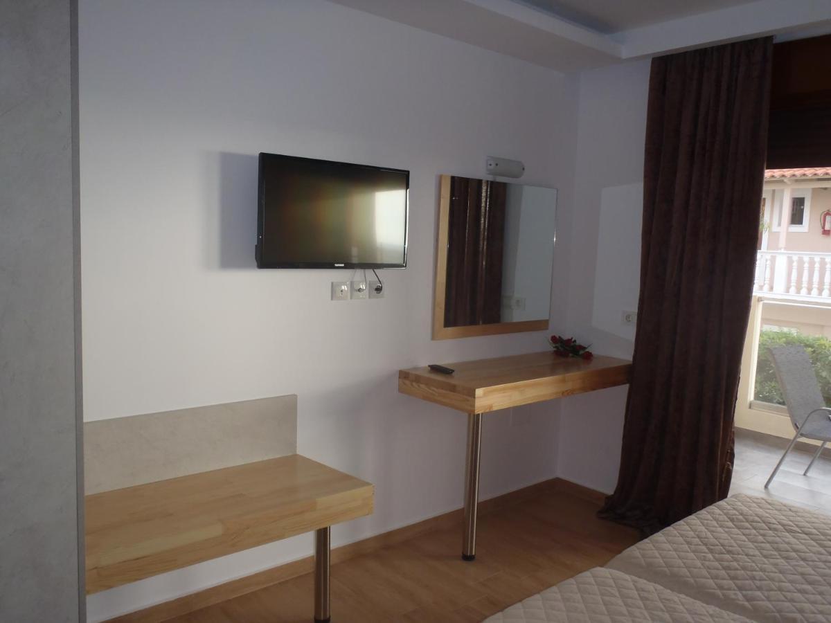 Loukas Apartments On The Waves Трагаки Екстериор снимка