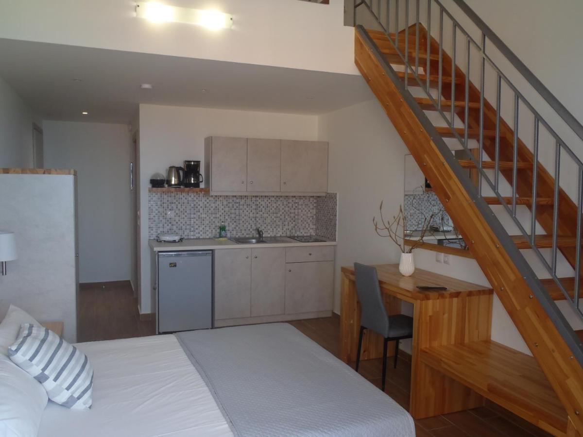 Loukas Apartments On The Waves Трагаки Екстериор снимка