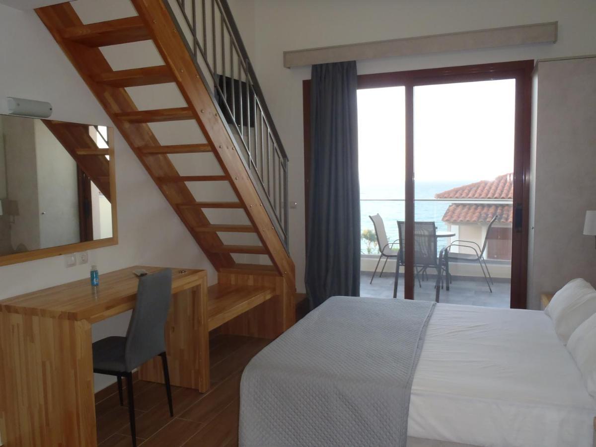 Loukas Apartments On The Waves Трагаки Екстериор снимка