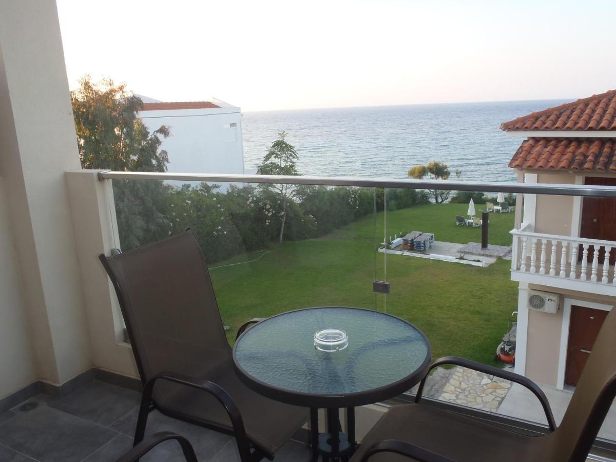 Loukas Apartments On The Waves Трагаки Екстериор снимка