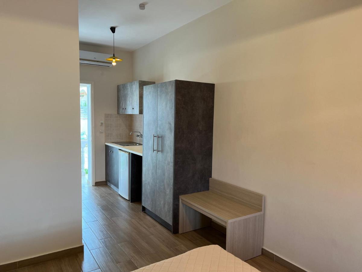 Loukas Apartments On The Waves Трагаки Екстериор снимка