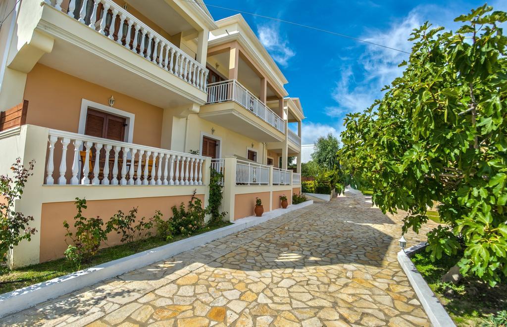 Loukas Apartments On The Waves Трагаки Екстериор снимка