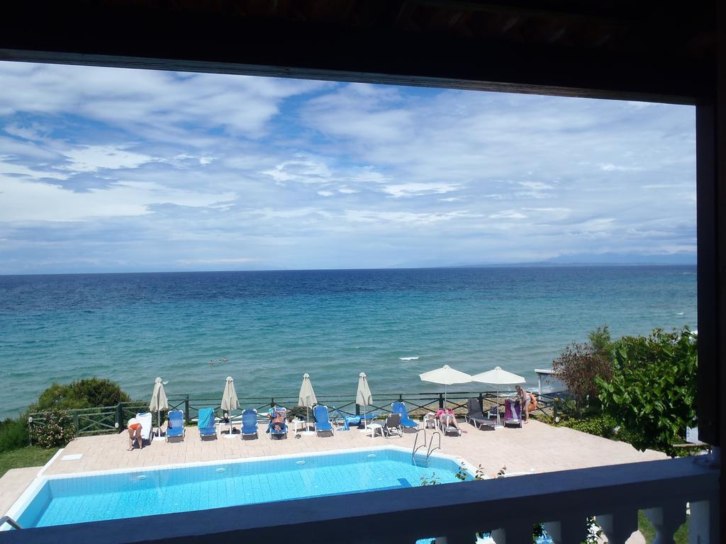 Loukas Apartments On The Waves Трагаки Екстериор снимка
